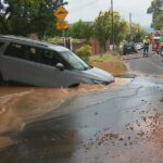 A viagem de um casal até o aeroporto tomou um rumo chocante depois que seu carro alugado caiu em um grande buraco em Adelaide.