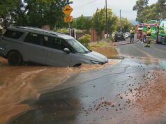Casal fica com carro alugado preso em buraco a caminho do aeroporto de Adelaide A viagem de um casal até o aeroporto tomou um rumo chocante depois que seu carro alugado caiu em um grande buraco em Adelaide.