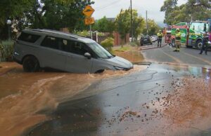 Casal fica com carro alugado preso em buraco a caminho do aeroporto de Adelaide A viagem de um casal até o aeroporto tomou um rumo chocante depois que seu carro alugado caiu em um grande buraco em Adelaide.