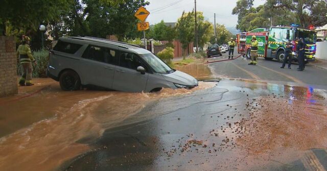 Casal fica com carro alugado preso em buraco a caminho A viagem de um casal até o aeroporto tomou um rumo chocante depois que seu carro alugado caiu em um grande buraco em Adelaide.