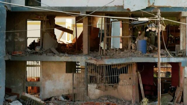 Casas danificadas em ataque dos EUA à Venezuela
