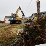 Trabalhadores estavam demolindo propriedades em Hemsby antes do mergulho no topo do penhasco