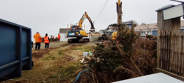Casas em penhascos na costa mais erodida da Grã-Bretanha são Trabalhadores estavam demolindo propriedades em Hemsby antes do mergulho no topo do penhasco