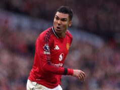 Casemiro envia mensagem para confirmar saída do Man Utd, Bruno Fernandes tem resposta instantânea Casemiro sai do campo