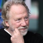 Caso Timothy Busfield: DA critica Warner Bros. por 'cooperação limitada', surge nova alegação de abuso sexual