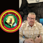 Logotipo da Nação Catawba contra um fundo preto, com uma captura de tela do vídeo do chefe da Nação Catawba no lado direito.