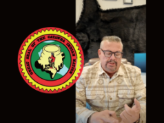 Catawba Nation anuncia que entrou com pedido de reconhecimento estadual na Carolina do Norte, com um cassino sendo inaugurado em breve Logotipo da Nação Catawba contra um fundo preto, com uma captura de tela do vídeo do chefe da Nação Catawba no lado direito.