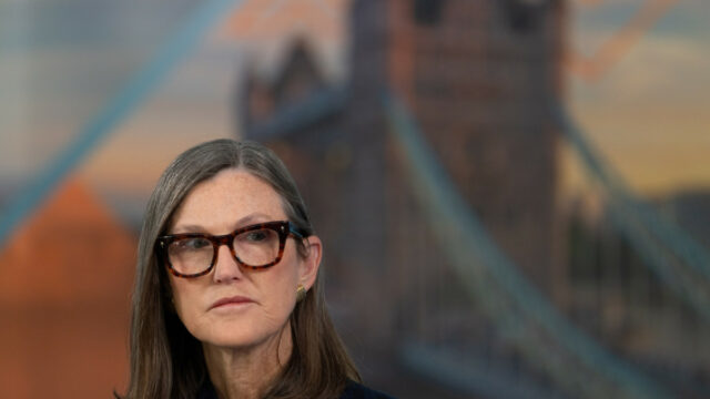 Cathie Wood envia mensagem contundente de três palavras sobre perspectivas de ações em 2026
