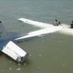 Causa da queda e flutuação do avião inteligente na praia de Nabire