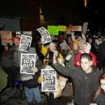 Multidões anti-ICE se formaram no centro da cidade, no hotel Canopy by Hilton, em Minneapolis, na terceira noite de caos na cidade, após a morte de Renee Nicole Good