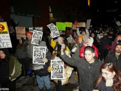 Centenas de manifestantes mascarados anti-ICE cercam hotel em Minneapolis enquanto apitos e buzinas abafam as ruas após o tiroteio do ICE Multidões anti-ICE se formaram no centro da cidade, no hotel Canopy by Hilton, em Minneapolis, na terceira noite de caos na cidade, após a morte de Renee Nicole Good