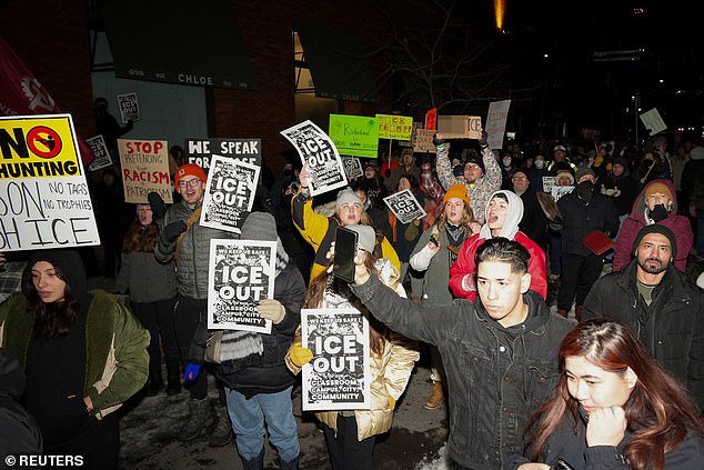 Centenas de manifestantes mascarados anti-ICE cercam hotel em Minneapolis enquanto Multidões anti-ICE se formaram no centro da cidade, no hotel Canopy by Hilton, em Minneapolis, na terceira noite de caos na cidade, após a morte de Renee Nicole Good