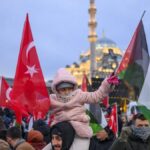 ISTAMBUL, TURQUIA - 1º DE JANEIRO: Uma vista aérea de barcos carregando bandeiras palestinas ao redor da Ponte Galata enquanto milhares de pessoas se reuniam em Istambul para marchar em solidariedade aos palestinos, pedindo o fim da guerra em Gaza, em 1º de janeiro de 2026. O comício 'Não Permanecemos Silenciosos, Não Esquecemos a Palestina', organizado pela Aliança Humanitária e pela Plataforma da Vontade Nacional, reuniu mais de 400 organizações da sociedade civil. (Foto de Muhammed Enes Yildirim/Anadolu via Getty Images)