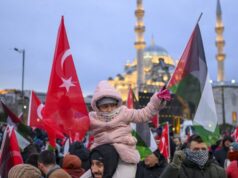 Centenas de milhares de pessoas marcham em Istambul em solidariedade com Gaza ISTAMBUL, TURQUIA - 1º DE JANEIRO: Uma vista aérea de barcos carregando bandeiras palestinas ao redor da Ponte Galata enquanto milhares de pessoas se reuniam em Istambul para marchar em solidariedade aos palestinos, pedindo o fim da guerra em Gaza, em 1º de janeiro de 2026. O comício 'Não Permanecemos Silenciosos, Não Esquecemos a Palestina', organizado pela Aliança Humanitária e pela Plataforma da Vontade Nacional, reuniu mais de 400 organizações da sociedade civil. (Foto de Muhammed Enes Yildirim/Anadolu via Getty Images)