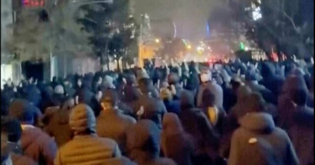 Centenas de mortos em protestos em massa no Irã, dizem ativistas
