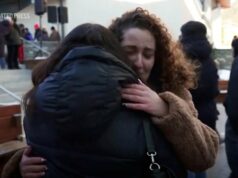 Centenas de pessoas participam de missa e procissão pelas vítimas do incêndio em um bar na véspera de Ano Novo Centenas de pessoas participam de missa e procissão pelas vítimas do incêndio em um bar na véspera de Ano Novo