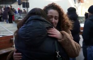 Centenas de pessoas participam de missa e procissão pelas vítimas do incêndio em um bar na véspera de Ano Novo Centenas de pessoas participam de missa e procissão pelas vítimas do incêndio em um bar na véspera de Ano Novo