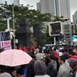 Centenas de turbas invadem a Polícia Metropolitana e instam a polícia a investigar o relatório contra Pandji Pragiwaksono