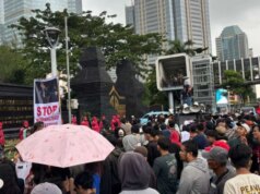 Centenas de turbas invadem a Polícia Metropolitana e instam a polícia a investigar o relatório contra Pandji Pragiwaksono Centenas de turbas invadem a Polícia Metropolitana e instam a polícia a investigar o relatório contra Pandji Pragiwaksono