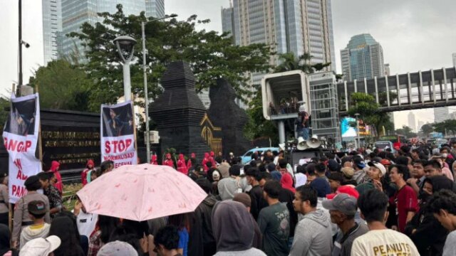 Centenas de turbas invadem a Polícia Metropolitana e instam a Centenas de turbas invadem a Polícia Metropolitana e instam a polícia a investigar o relatório contra Pandji Pragiwaksono