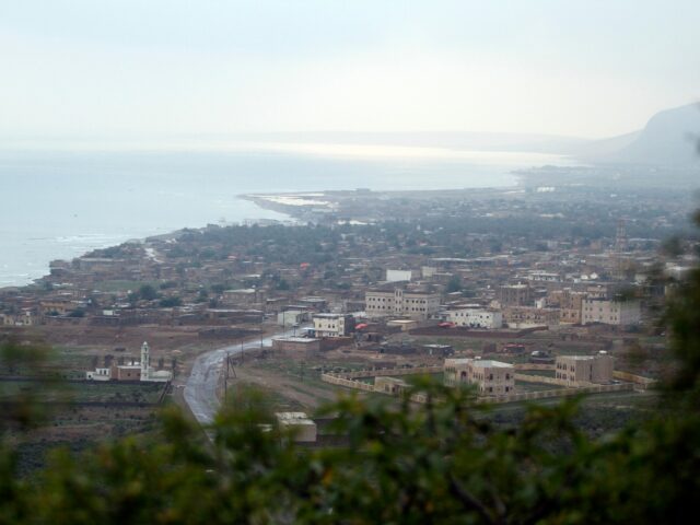 Centenas de turistas presos na ilha do Iêmen enquanto as tensões aumentam no continente
