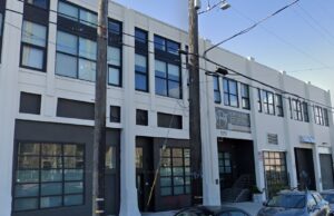 Centro de apartamentos de Oakland assumido pelo credor após execução hipotecária Centro de apartamentos de Oakland assumido pelo credor após execução hipotecária