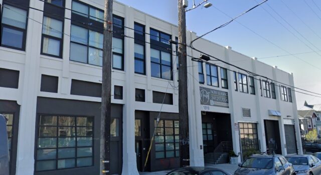 Centro de apartamentos de Oakland assumido pelo credor após execução hipotecária
