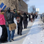 Alunos da Menasha High School saem da aula para protestar contra a administração Trump em 20 de janeiro de 2026 em Menasha, WI.