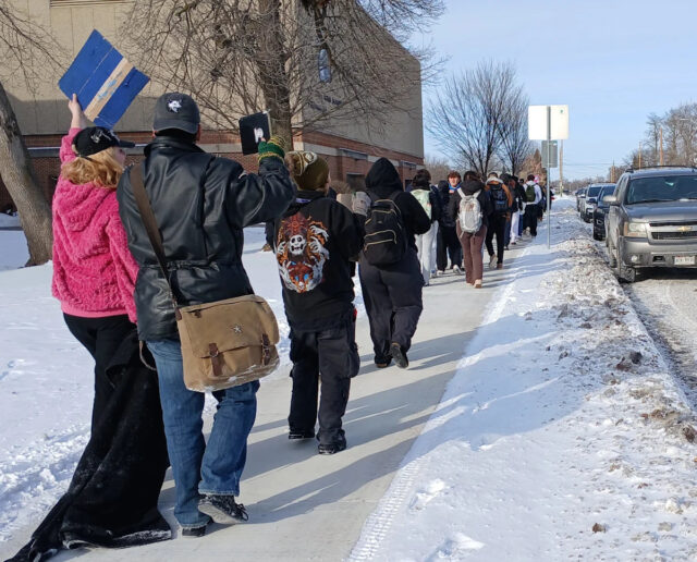 Alunos da Menasha High School saem da aula para protestar contra a administração Trump em 20 de janeiro de 2026 em Menasha, WI.