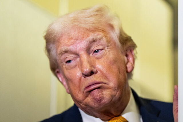 Foto de: XNY / STAR MAX / IPx 2026 05/01/26 Nicolas Maduro e sua esposa, Cilia Flores, são vistos algemados após pousarem em um heliporto de Manhattan, escoltados por agentes federais fortemente armados enquanto entram em um carro blindado a caminho de um tribunal federal em Manhattan em 5 de janeiro de 2026 na cidade de Nova York.