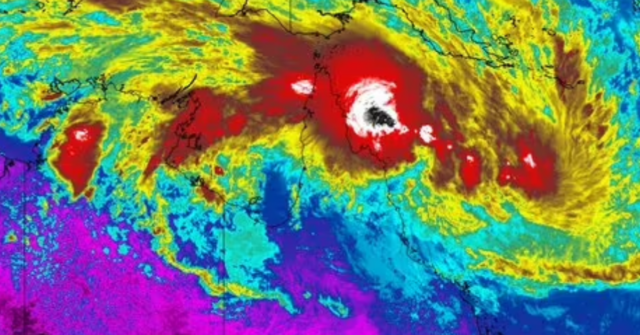 Chance 'alta' de ciclone enquanto a chuva varre a costa de Queensland
