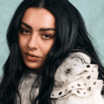 Charli xcx diz que o argumento de venda original do filme 'Brat' era muito focado na gravadora e chama o Oscar de Ariana Grande de 'surpresa': 'Ela é incrível e vai com força total'