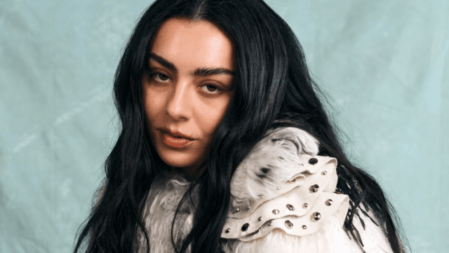 Charli xcx diz que o argumento de venda original do filme 'Brat' era muito focado na gravadora e chama o Oscar de Ariana Grande de 'surpresa': 'Ela é incrível e vai com força total'
