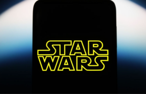 Chefe de Star Wars deixa o cargo após 14 anos Dave Filoni e Kathleen Kennedy são vistos no The Mandalorian & Grogu no Celebration Stage durante o Star Wars Celebration Japan Day 1 em 18 de abril de 2025 em Chiba, Japão.