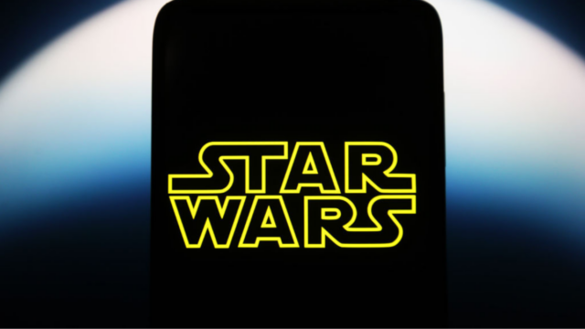 Dave Filoni e Kathleen Kennedy são vistos no The Mandalorian & Grogu no Celebration Stage durante o Star Wars Celebration Japan Day 1 em 18 de abril de 2025 em Chiba, Japão.