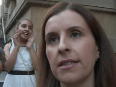 Chefe do festival de escritores australianos renuncia após demissão de autor palestino Chefe do festival de escritores australianos renuncia após demissão de autor palestino