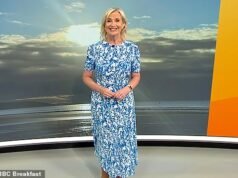 Chefes do BBC Breakfast ‘arrasados’ com a saída de Carol Kirkwood enquanto fontes da TV revelam a verdade por trás dos rumores de que ela foi ‘expulsa pelo preconceito de idade para ser substituída por um apresentador mais jovem’ Chefes do BBC Breakfast 'arrasados' com a saída de Carol Kirkwood enquanto fontes da TV revelam a verdade por trás dos rumores de que ela foi 'expulsa pelo preconceito de idade para ser substituída por um apresentador mais jovem'