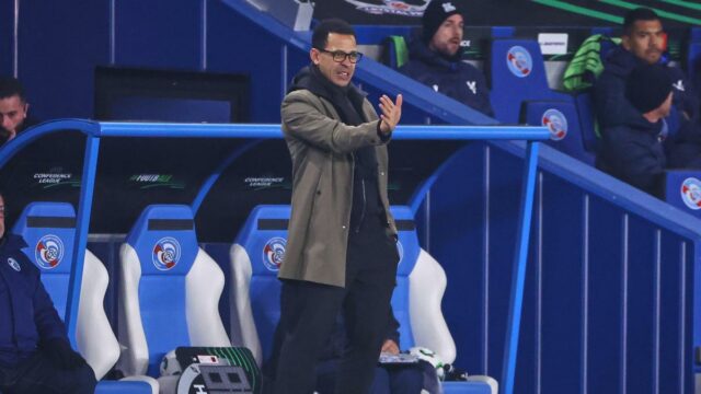 Chelsea anuncia Liam Rosenior como novo técnico com contrato até 2032
