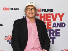 Chevy Chase diz ao diretor do documentário que ela ‘não é brilhante’ em uma troca tensa Comunidades Yvette Nicole Brown aparentemente aborda documentário de Chevy Chase