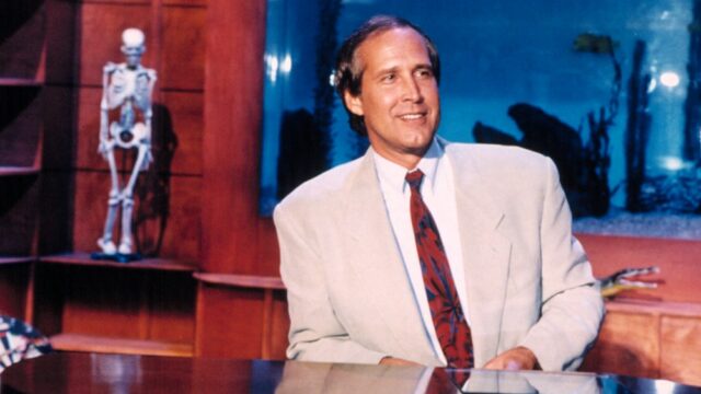 Chevy Chase ficou ‘deprimido’ depois que seu programa noturno da Fox foi cancelado após 6 semanas: ‘Ele iria para a cama e não sairia’
