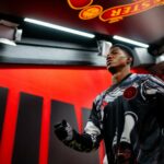 Chido Obi comemora com companheiros de equipe durante Manchester United x Derby County