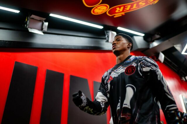 Chido Obi comemora com companheiros de equipe durante Manchester United x Derby County