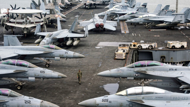 China alerta contra o “aventureirismo militar” dos EUA à medida que as tensões no Irão aumentam
