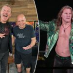 Chris Jericho, do DDT Pro-Wrestling, em uma jaqueta verde com tachas no ringue de luta livre