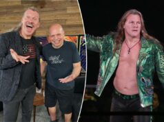Chris Jericho revela novo visual drástico antes do suposto retorno da WWE Chris Jericho, do DDT Pro-Wrestling, em uma jaqueta verde com tachas no ringue de luta livre