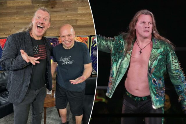 Chris Jericho revela novo visual drástico antes do suposto retorno Chris Jericho, do DDT Pro-Wrestling, em uma jaqueta verde com tachas no ringue de luta livre