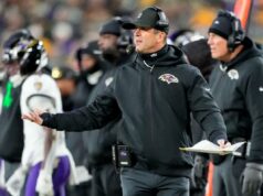 Chris Mara marcou o primeiro encontro com John Harbaugh para dar início à perseguição aos Giants O técnico do Baltimore Ravens, John Harbaugh, está na linha lateral.