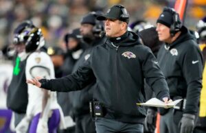 Chris Mara marcou o primeiro encontro com John Harbaugh para dar início à perseguição aos Giants O técnico do Baltimore Ravens, John Harbaugh, está na linha lateral.