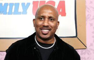 Chris Redd diz que vendeu comprimidos para outros membros do elenco enquanto estava no ‘SNL’: ‘Não vou delatar vocês, filhos da puta’ Chris Redd diz que vendeu comprimidos para outros membros do elenco enquanto estava no 'SNL': 'Não vou delatar vocês, filhos da puta'