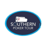 Fundo branco com logotipo do Southern Poker Tour no meio. Chris Skinner deixa o cargo de embaixador da marca Southern Poker Tour após escândalo de trapaça